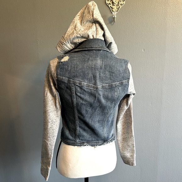 HOLLISTER HOODED JEAN JACKET. Size XSMALL. - Picture 3 of 9